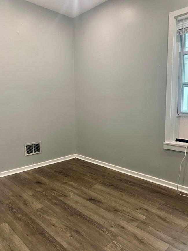 Building Photo - 3547 W Diversey Ave