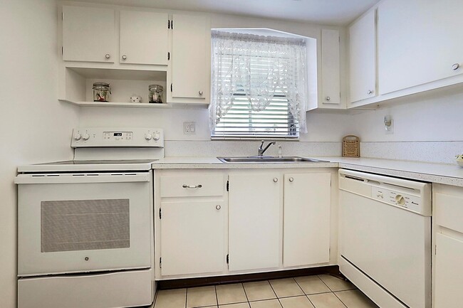 Building Photo - 2703 Dudley Dr W