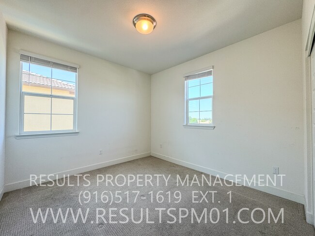 Building Photo - Antelope 3 Bed 2.5  Bath Beauty