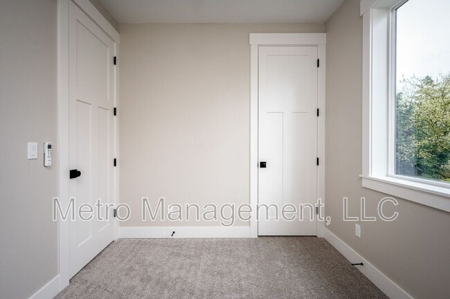 Building Photo - 3182 SE 62nd Ave