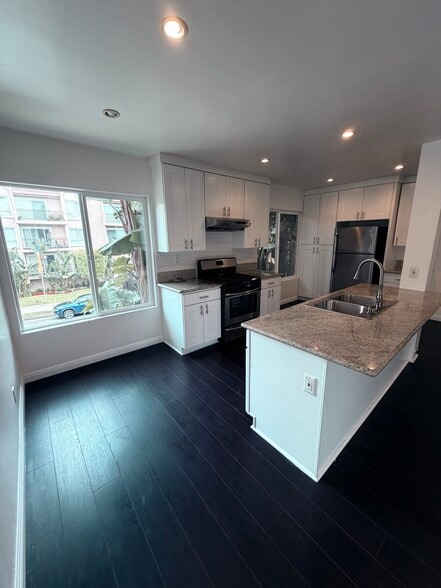 Dining + Kitchen - 123 S St Andrews Pl