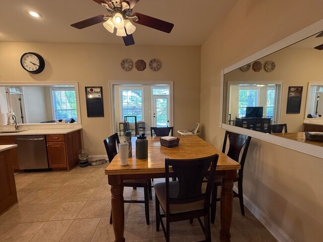 Building Photo - 4410 Windlake Dr