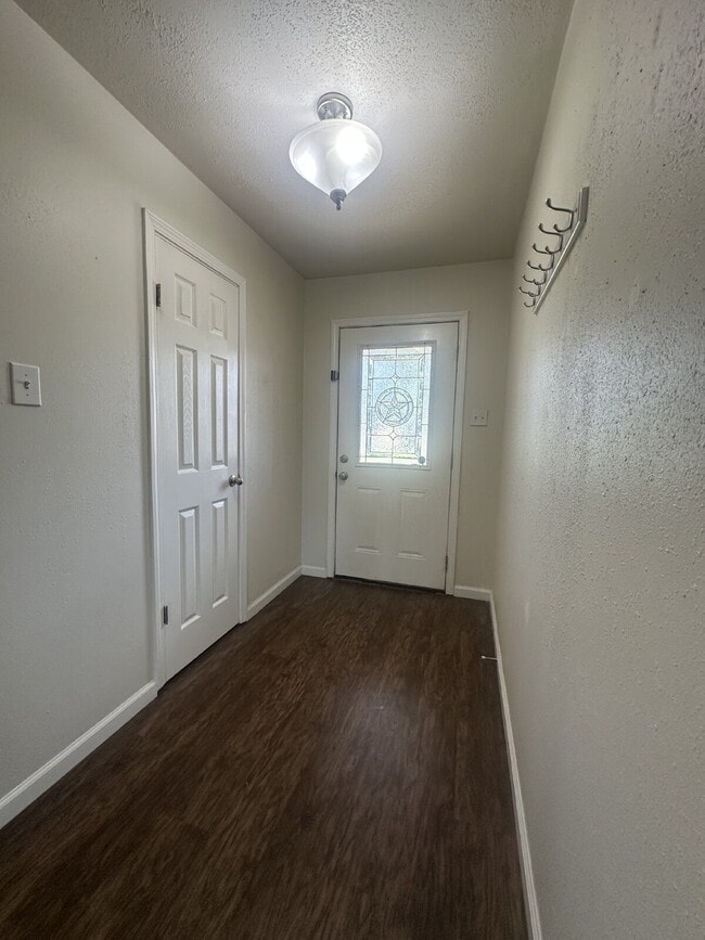 Building Photo - Pre-Leasing for Summer/Fall 2025!