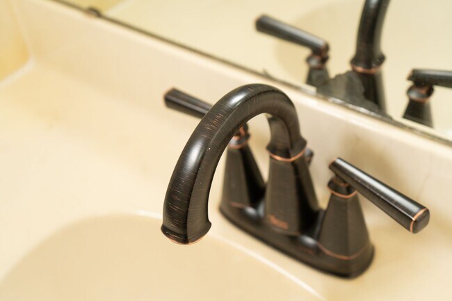 Building Photo - 2 Bedroom Townhouse Available in July