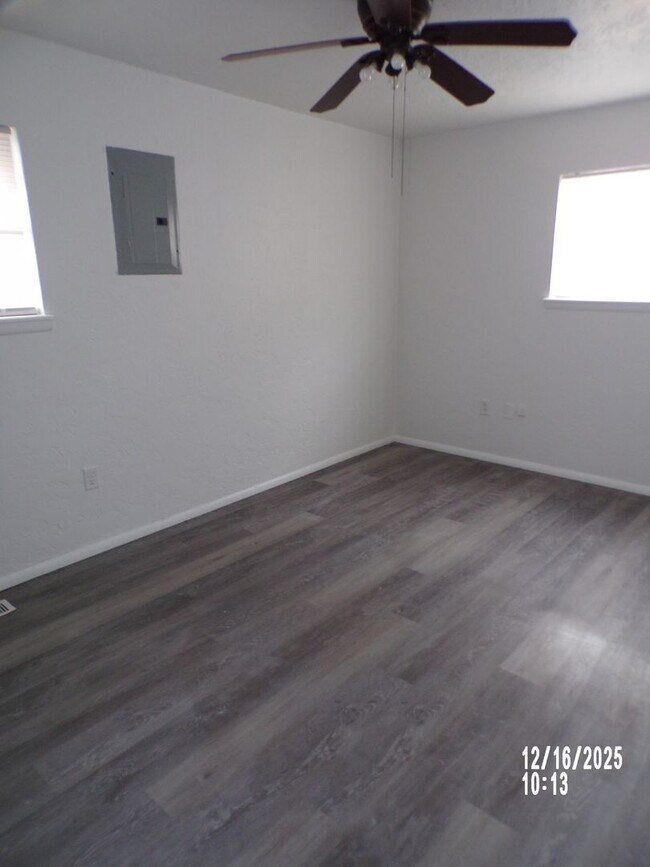 Building Photo - Great home located close to shopping and restaurants