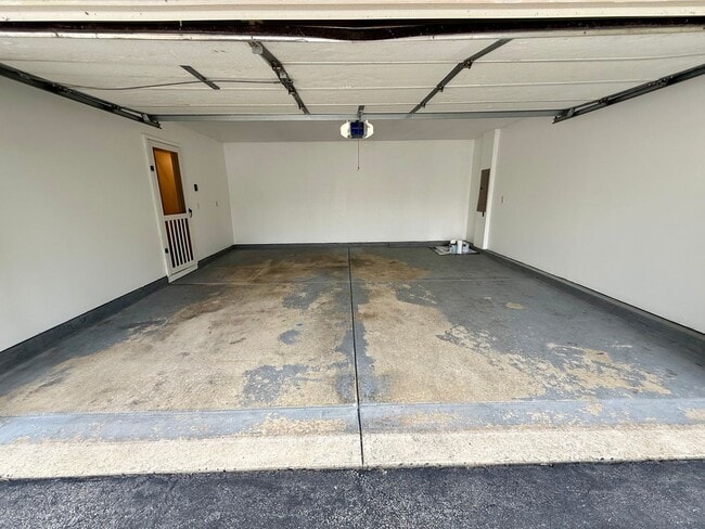 Building Photo - Spacious 4-Bedroom Home in the Licking Heights School District