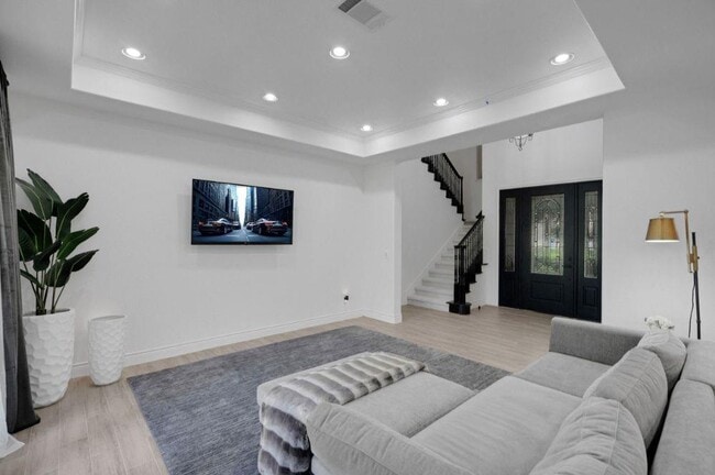 Building Photo - 608 Lakeway Dr