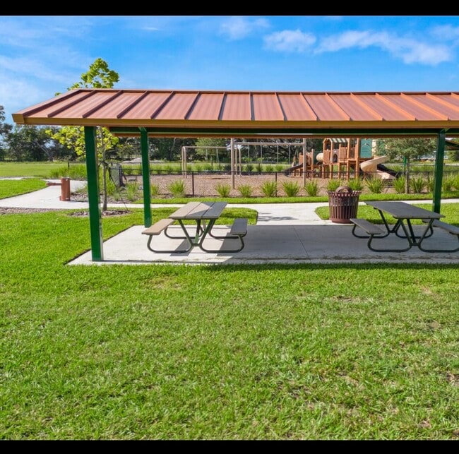 Building Photo - 1785 Southfork Dr