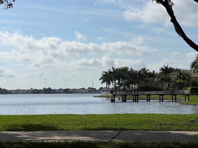 Building Photo - 4926 Ave