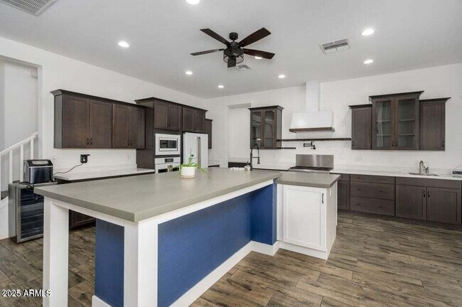Building Photo - 1221 E Paseo Way