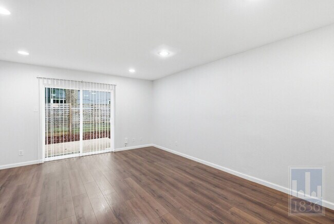 Building Photo - 3820 Southway Dr