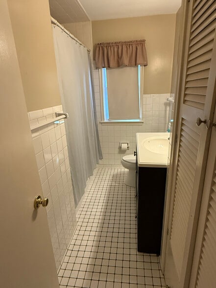 Building Photo - 711 S 68th Ave