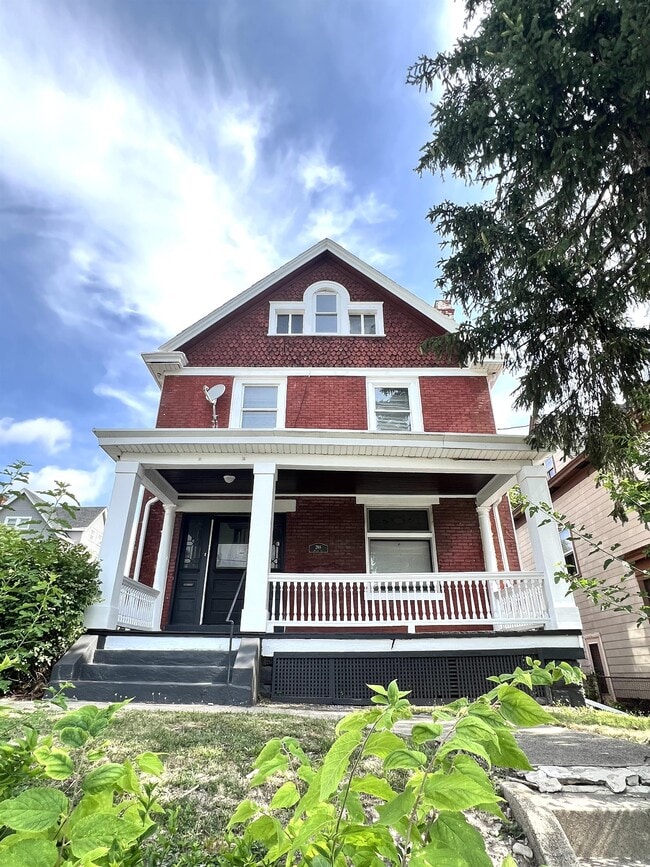 Primary Photo - 288 Helen St