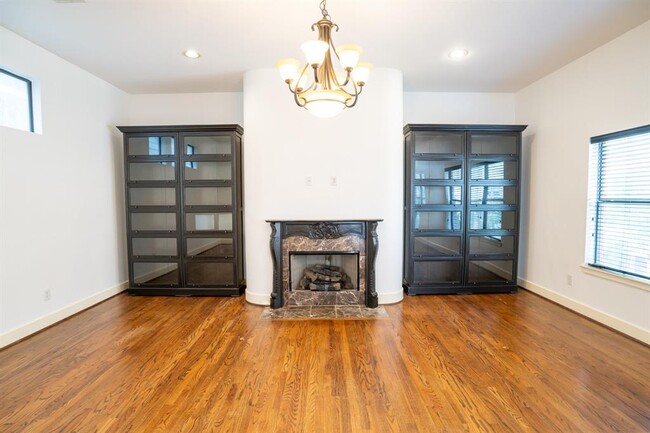 Building Photo - 718 W 22nd St