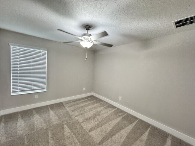 Building Photo - "Spacious 4-Bed Home with Granite Countert...