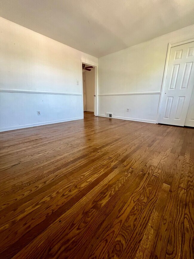 Building Photo - Stunning 3-Bedroom Townhome with Garage in Brookhaven! Available NOW!
