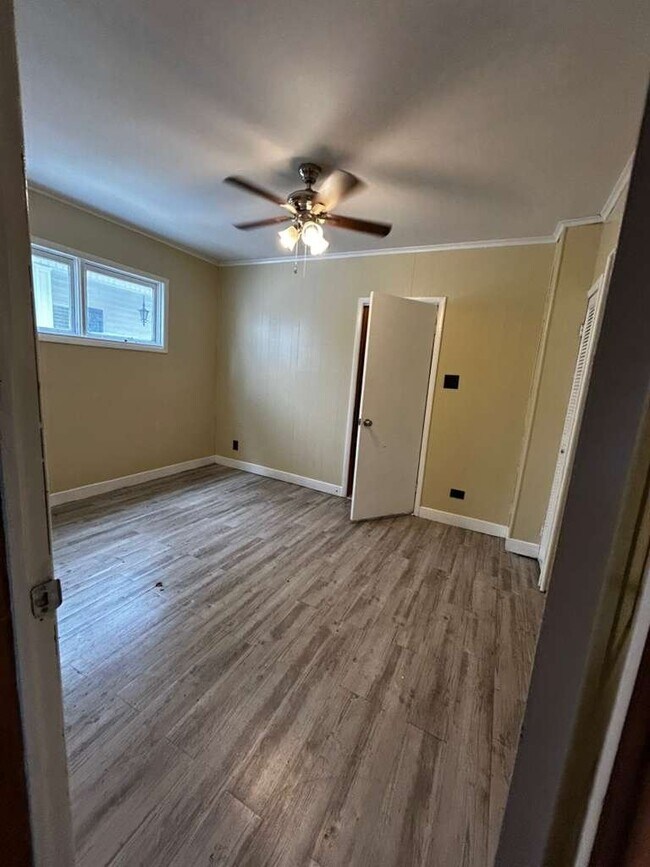 Building Photo - 41 Fallbrook St