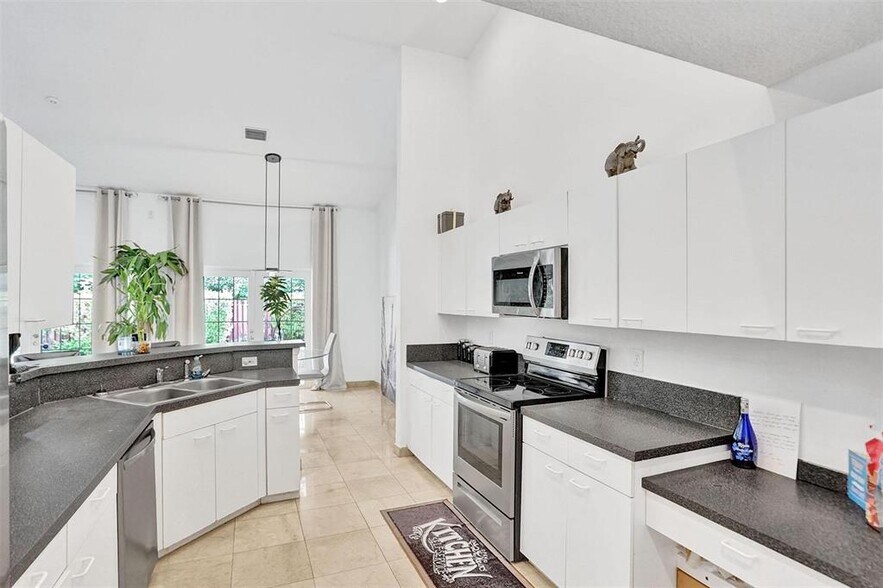 Building Photo - 6512 NW 54th Ct