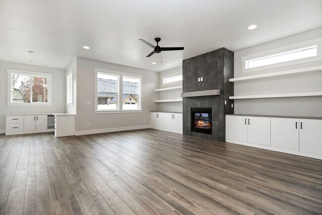Building Photo - Luxury 5 Bed, 3 Bath home with over 3,000 sq. ft.