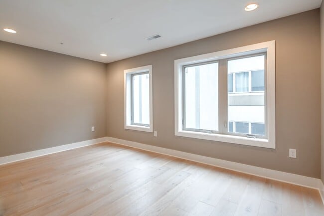 Building Photo - Northern Liberties Townhome with Parking