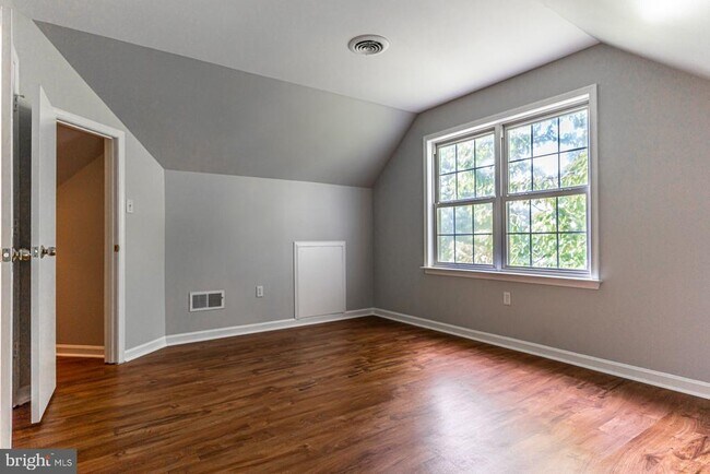 Building Photo - 121 Nottingham Ct