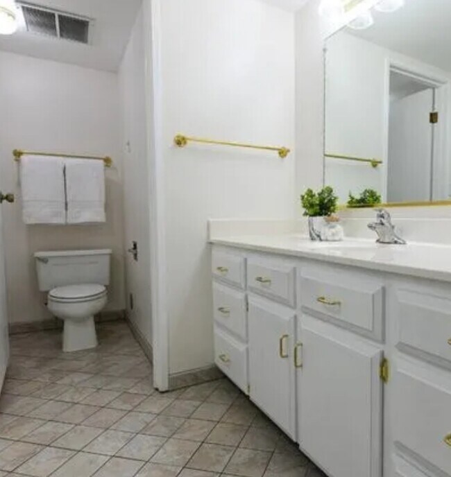 Building Photo - 245 N Vine St