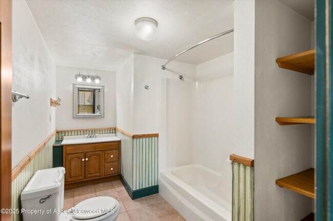 Building Photo - Charming Single Family Home in Rifle for Rent