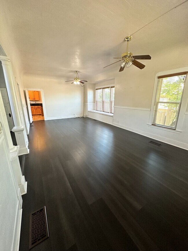 Building Photo - Charming home for rent in Hanford