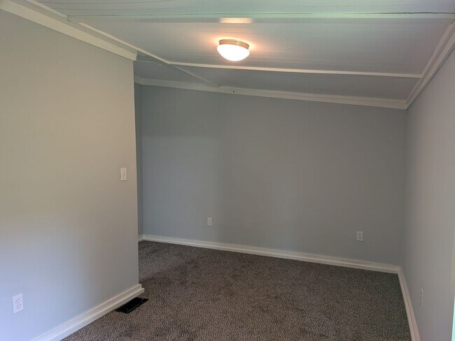 Building Photo - Move in Ready 4 Bed 2 Bath House