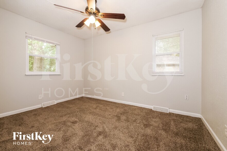 Building Photo - 309 NE Sunnybrook Dr