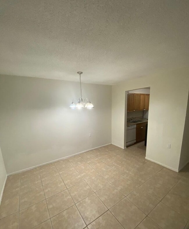 Building Photo - 2 bedroom, 1 bath condo GREAT DEAL
