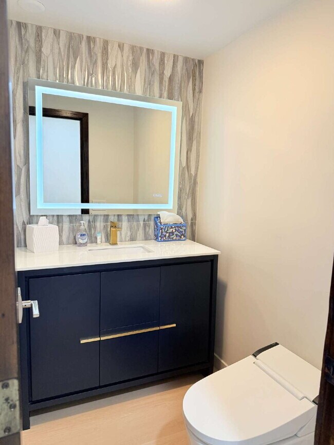 Building Photo - Experience Luxury at Windansea Beach: with...