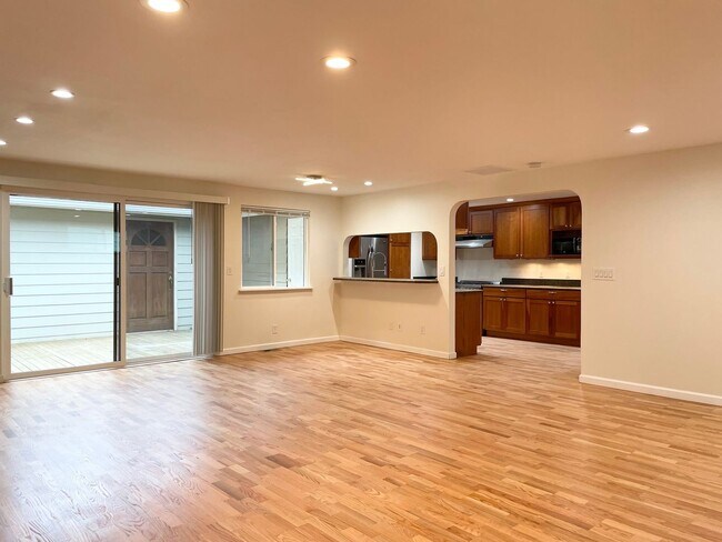 Building Photo - Remodeled 3+1 Bed 2 Bath Rambler in Juanita