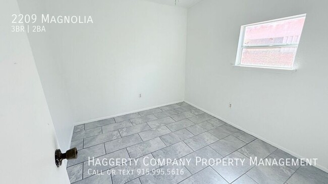 Building Photo - 2209 Magnolia-