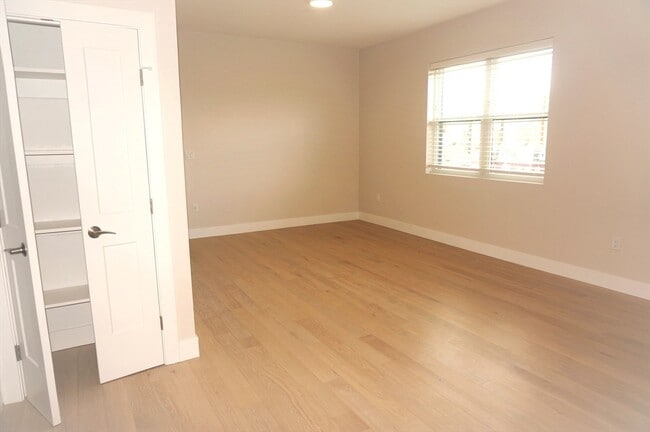 Building Photo - 99 Moody St