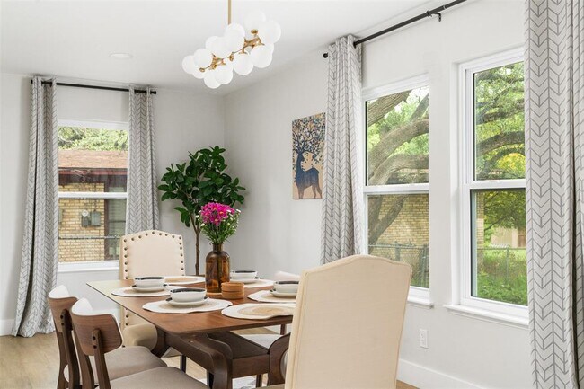 Building Photo - 11807 Oakwood Dr