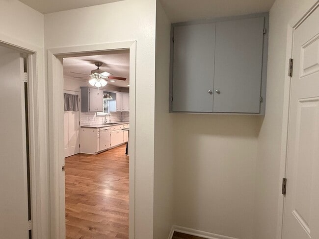 Building Photo - 204 Meadow Ln