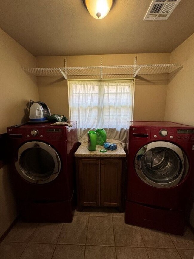 Building Photo - 3 bed, 2 bath, 2 car storm shelter in Yuko...