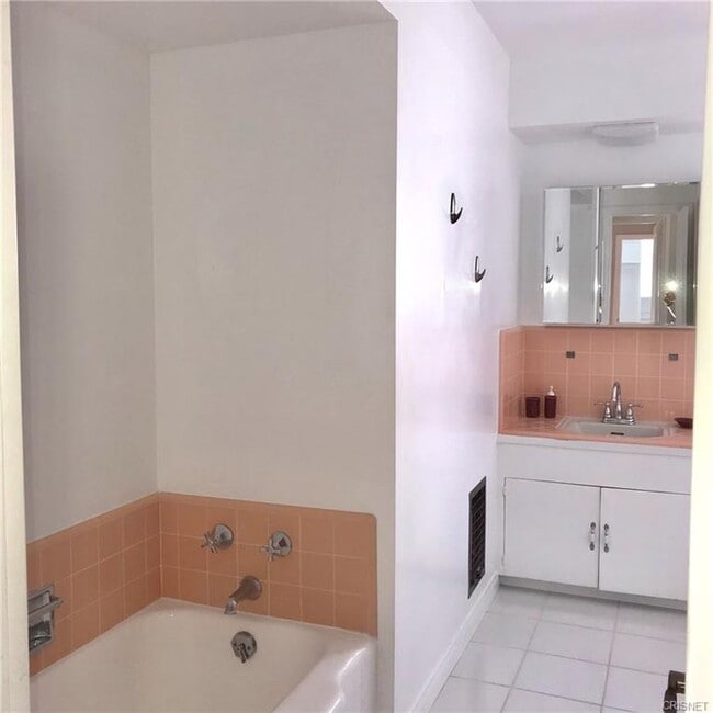 Building Photo - 441 S Doheny Dr