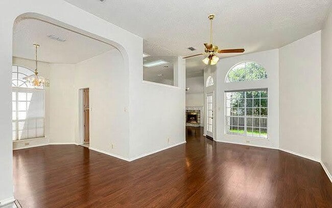 Building Photo - One Story With Open Floor Plan and Beautif...