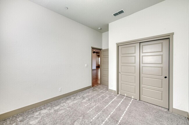 Building Photo - 860 Spg St W