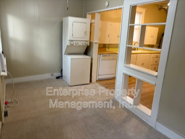 Building Photo - 2187 Court Ave