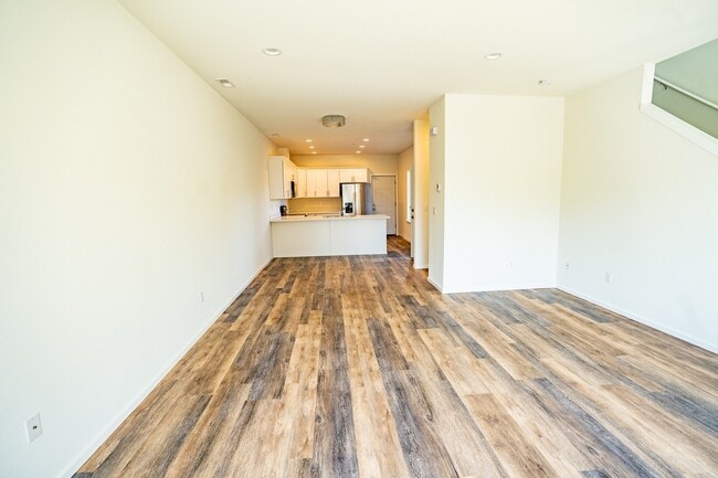 Building Photo - Large Duplex in a Quiet Location!