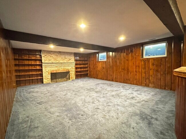 Building Photo - 280 Quinobequin Rd