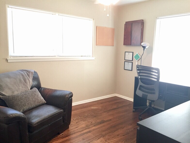 Building Photo - 2209 Maple Dr