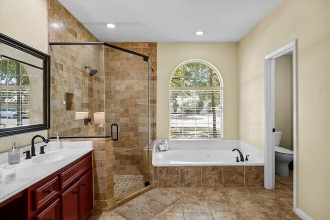 Building Photo - 10116 Pinehurst Dr