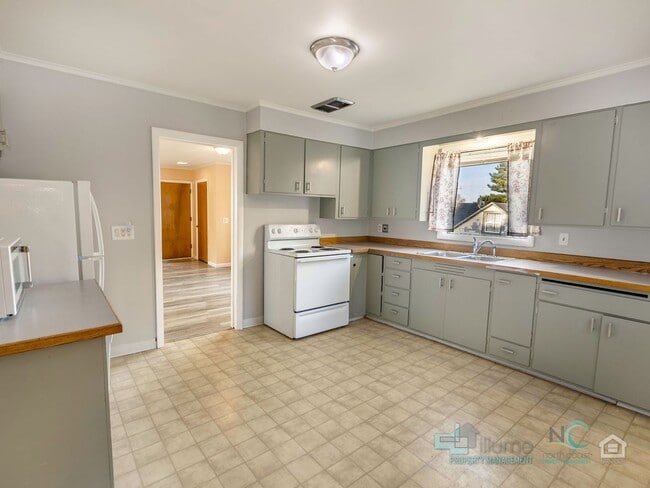 Building Photo - $500 OFF Special - Beautiful 4 Bed/1 Bath Home in Astoria