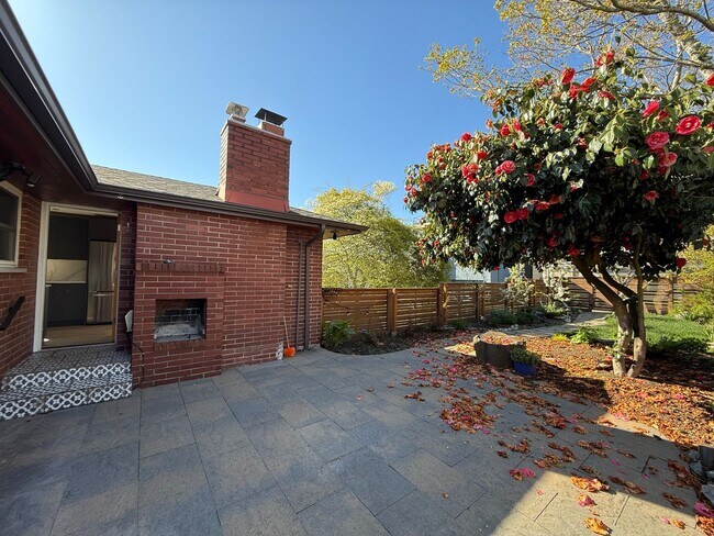 Building Photo - Stunning 4 Bed 4 Bath Home Steps from Golden Gardens in Ballard with MIL Suite