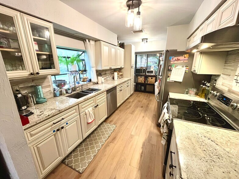 kitchen - 9366 Chelsea Dr N