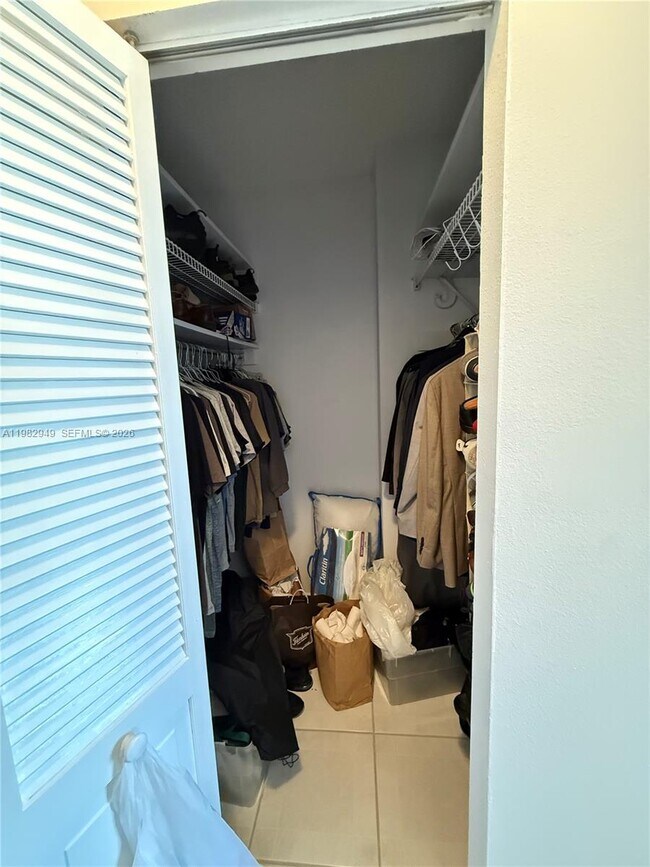 Building Photo - 500 Bayview Dr